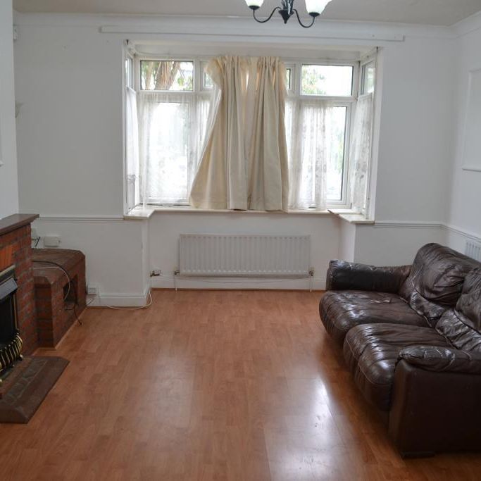 3 bedroom end of terrace house to rent - Photo 1