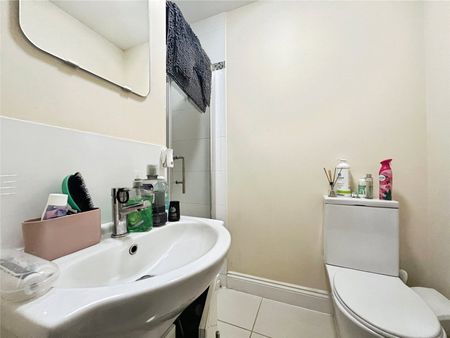 Egham Hill, Englefield Green, Egham, Surrey, TW20 0AL - Photo 4