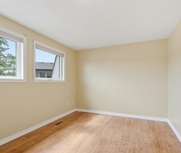 For Lease - 32 Henderson Drive, Aurora, Ontario - Photo 4
