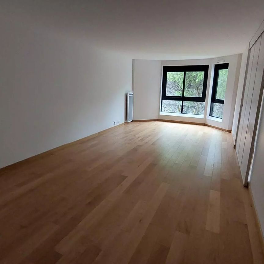 location Appartement T5 DE 111.7m² À PARIS - Photo 1