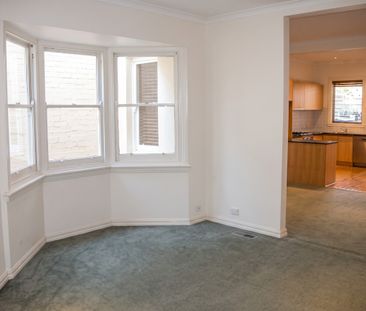 Two-Bedroom Apartment Moments from Albert Park Lake - Photo 1