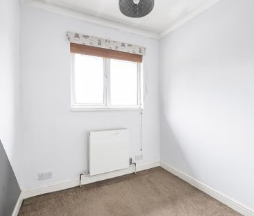 3 bedroom end of terrace house to rent - Photo 2