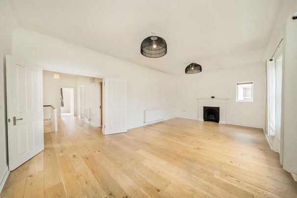 3 bedroom flat to rent - Photo 1