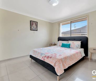 Spacious Three Bedroom Home with a Lock up Garage! - Photo 5