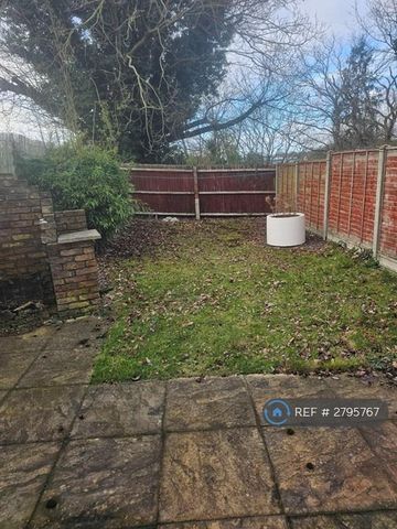 3 bedroom semi-detached house to rent - Photo 4