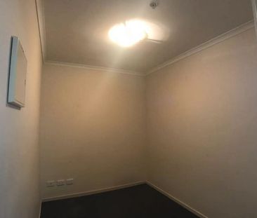 Unfurnished 2-Bedroom Apartment in Prime Melbourne CBD Location - Photo 4