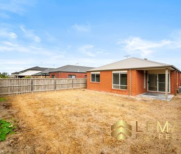 Spacious Four-Bedroom Family Home in Point Cook - Photo 3