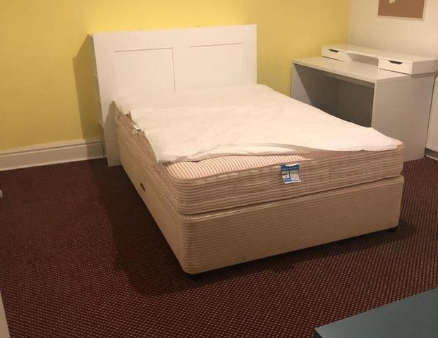 1 bedroom in a flat share to rent - Photo 1