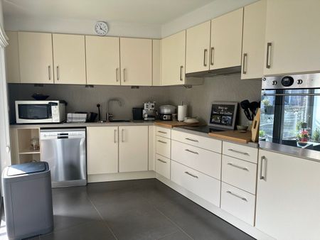 Instapklaar en comfortabel appartement met 2 slaapkamers, lift, terras en ondergrondse autostaanplaats – in het centrum van Hasselt - Photo 2