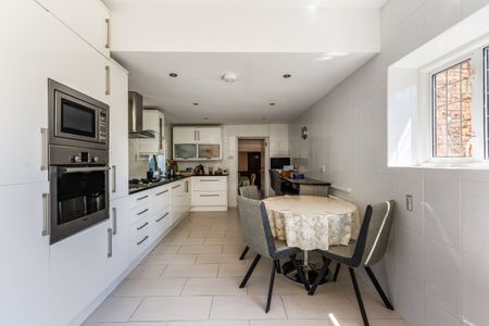5 bedroom detached house to rent - Photo 2