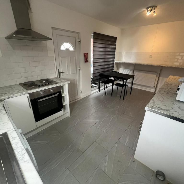 4 bedroom semi-detached house to rent - Photo 1