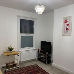 Ensuite room close to ilford station ideal for working female- £700 pcm - Photo 2