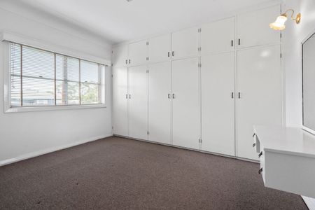 NEAT & TIDY, THREE BEDROOM HOUSE, IN CENTRAL LOCATION - WATER USAGE INCLUDED - Photo 5