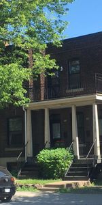 Beau & lumineux 6 1/2 + Den. Haut duplex NDG. Volume & détails années 30. À 500m métro Villa Maria, à proximité ds commerces. + de photos Marketplace - Photo 3