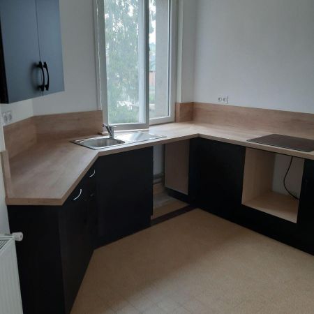 Appartement à Louer à Eu (76260) Un appartement comprenant une entrée, une cuisine, un séjo... - Photo 4