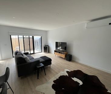 MODERN THREE BEDROOM TOWNHOUSE - Photo 6