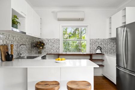 Relaxed Coastal Living in Prime Location - 6 Month Lease - Photo 4