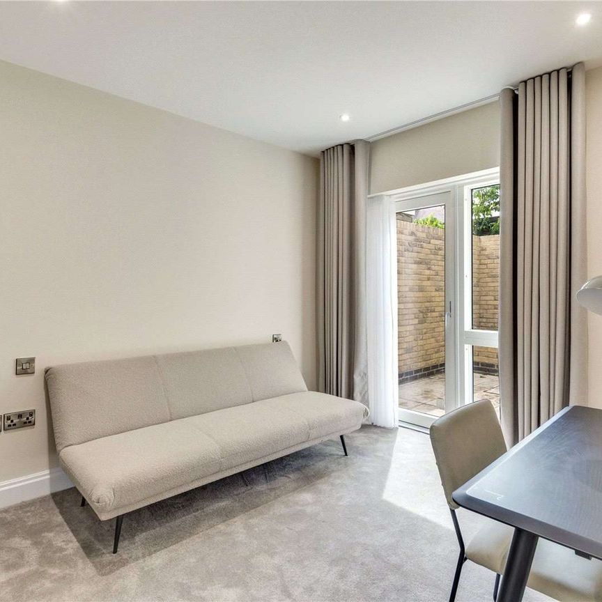 Impressive 3 bedroom garden apartment in small new build development with parking - Photo 1