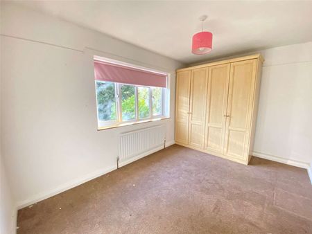 A well presented family home providing ample accommodation throughout - Photo 4