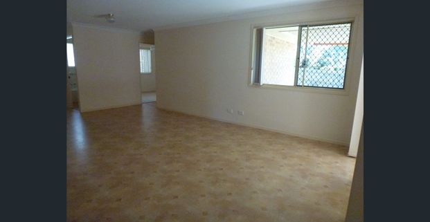 Great family home in quiet street (avail 23.12.25) NO inside pets - Photo 1