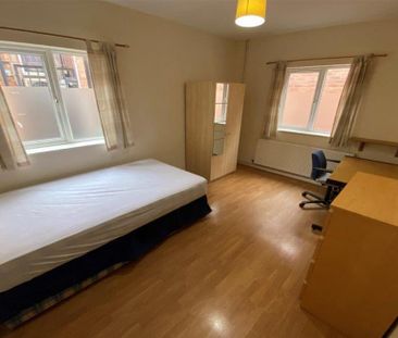 4 bedroom semi-detached house to rent - Photo 5