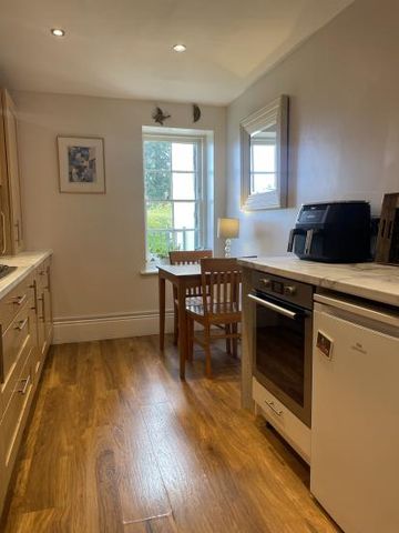 Large bedroom with private shower room, Free parking & health club facilities - Photo 4