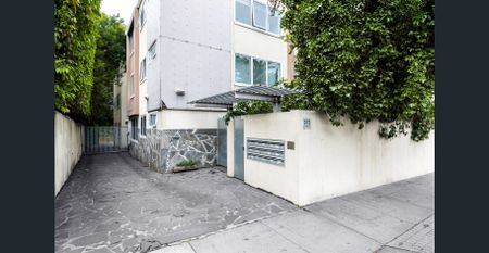 Light-Filled, Spacious Apartment in a Prime Location - Photo 5