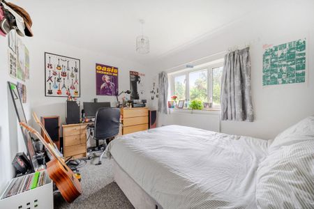 4 bedroom semi-detached house to rent - Photo 4