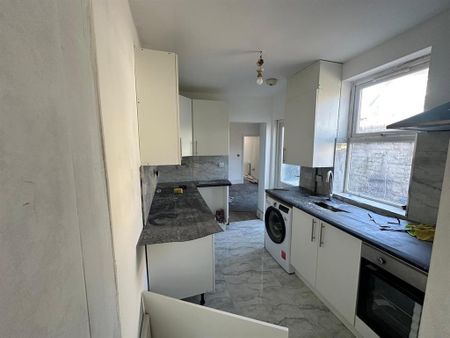 4 bedroom end of terrace house to rent - Photo 4