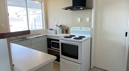 Funky Leigh Apartment - Photo 3