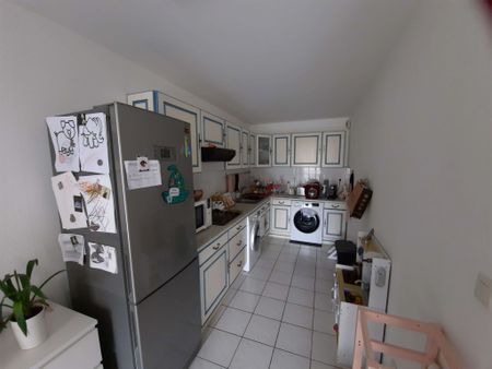 Appartement 4 pièces 95m2 MARSEILLE 9EME 1 476 euros - Photo 3