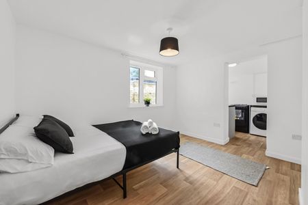Studio Flat, Carmichael Road, SE25 - Photo 2