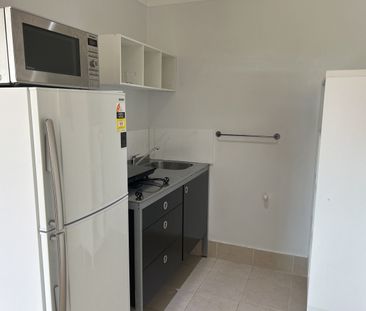 Neat & Tidy Studio + Air con! - Photo 3