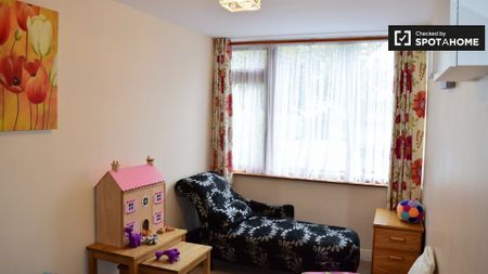 Sunny room in 4-bedroom apartment in Firhouse, Dublin - Photo 2