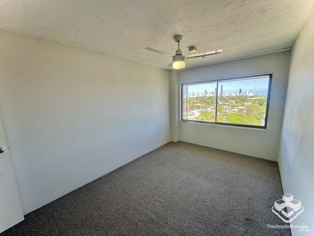 2-Bedroom Apartment with Breathtaking Gold Coast Skyline Views - Photo 4