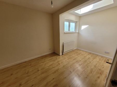 4 bedroom detached house to rent - Photo 2