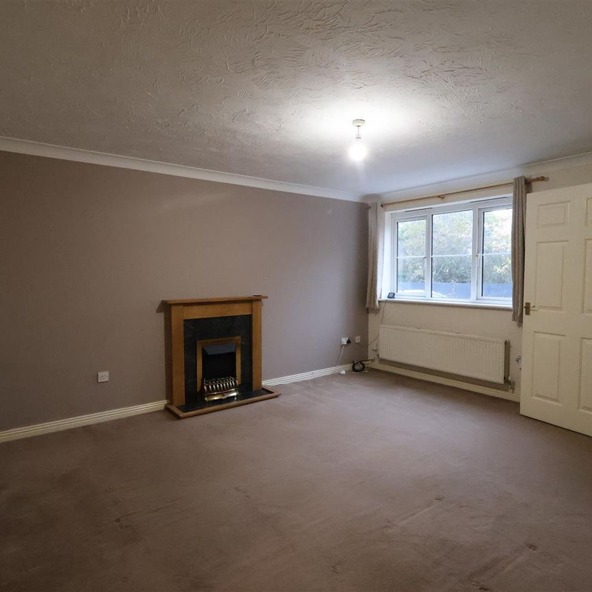 Devonport Close, Redditch - Photo 1