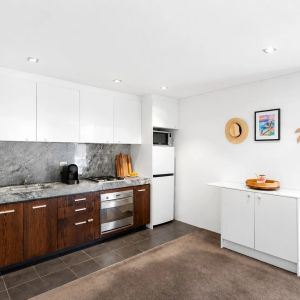 Contemporary Apartment In Sought After Pocket - Photo 2
