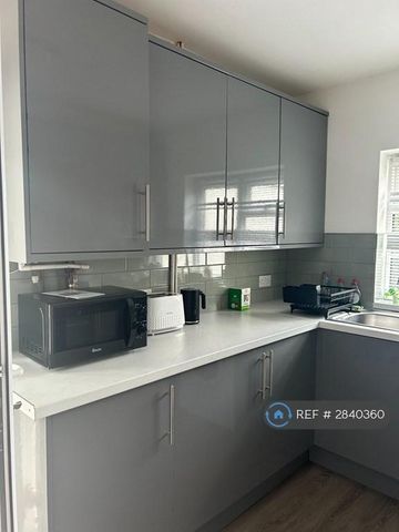 4 bedroom semi-detached house to rent - Photo 5