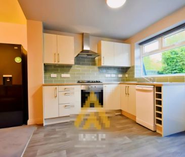 5 Bedroom 2 Bathroom - Photo 4