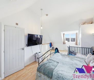 4 bedroom end of terrace house to rent - Photo 2