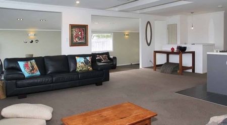 Family Living in Whitby - Photo 2