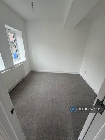 1 bedroom in a flat share to rent - Photo 4