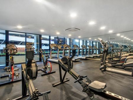 One step to all facilities! 2-bedroom apartment in the heart of South Yarra for lease! - Photo 2