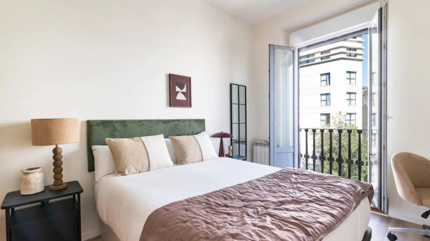 Room in a shared 5-bedroom apartment for rent in Embajadores - Photo 1