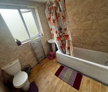 3 Bed Terraced House, Keppel Road, E6 - Photo 5