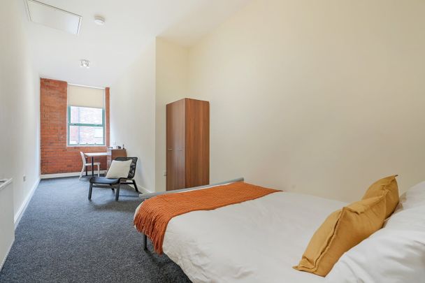 4 Bed Flat, Bells Square, S1 - Photo 1