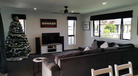 Family living close to beaches - Photo 2