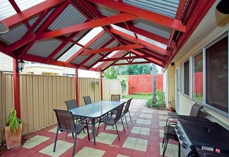 3 Bedroom 1 Bathroom House in Bedford - Photo 4