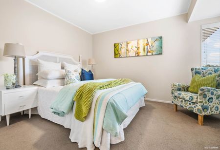 Large family home with scenic golf course views. - Photo 2